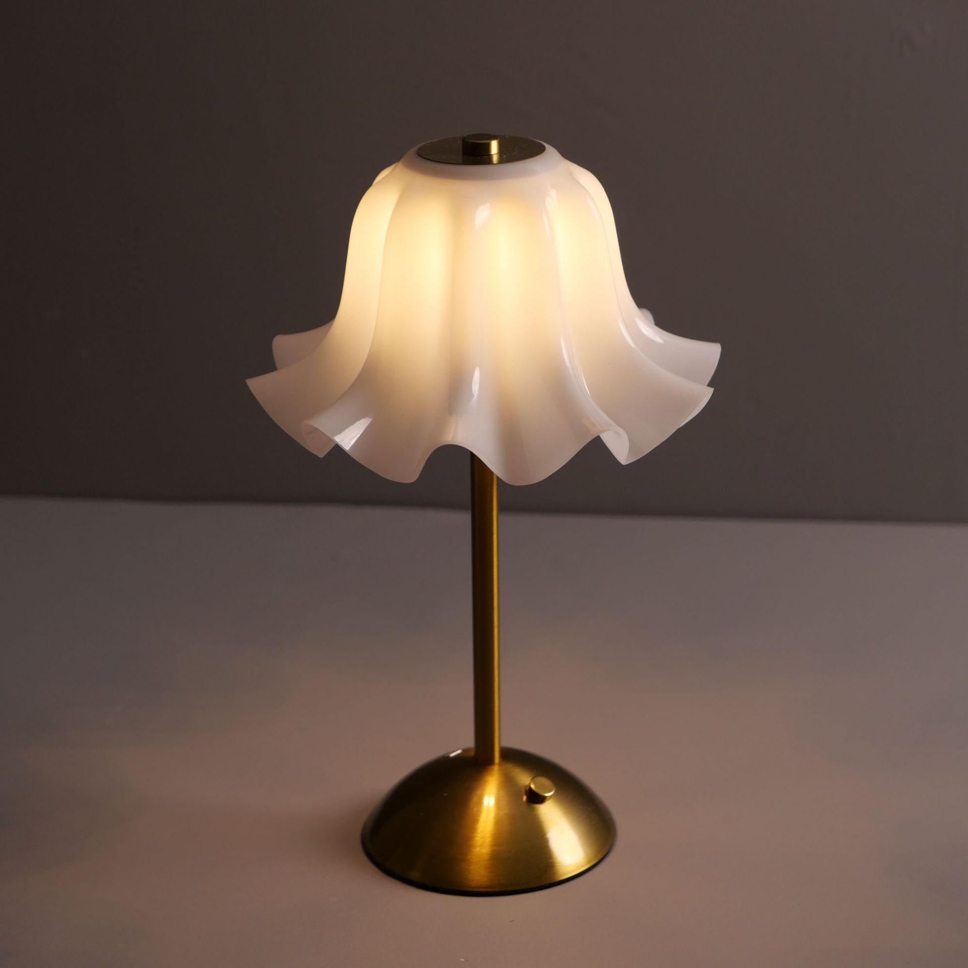 مصباح طاولة LED حديث، مصباح بج - مراجعة Bedroom Lighting Decor Ideas وسعره